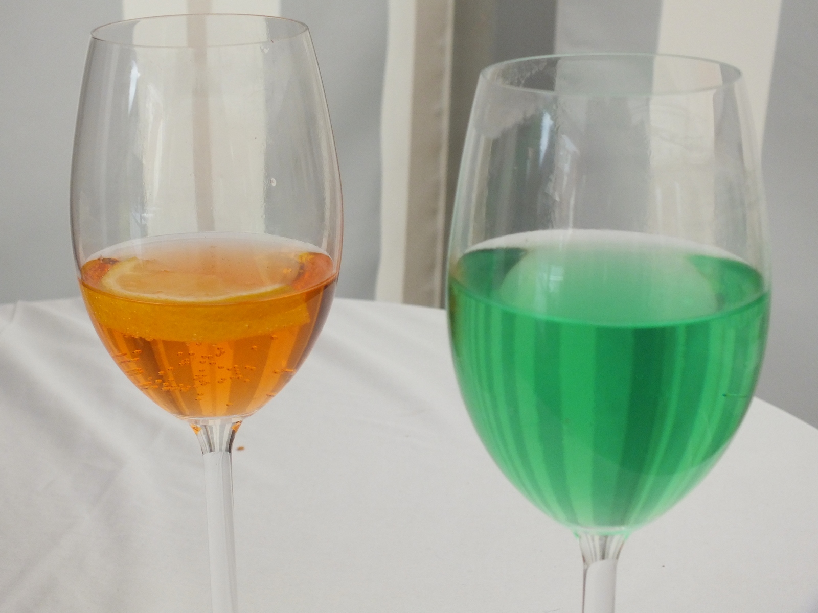 Zwei Gläser mit rotem und grünem Getränk