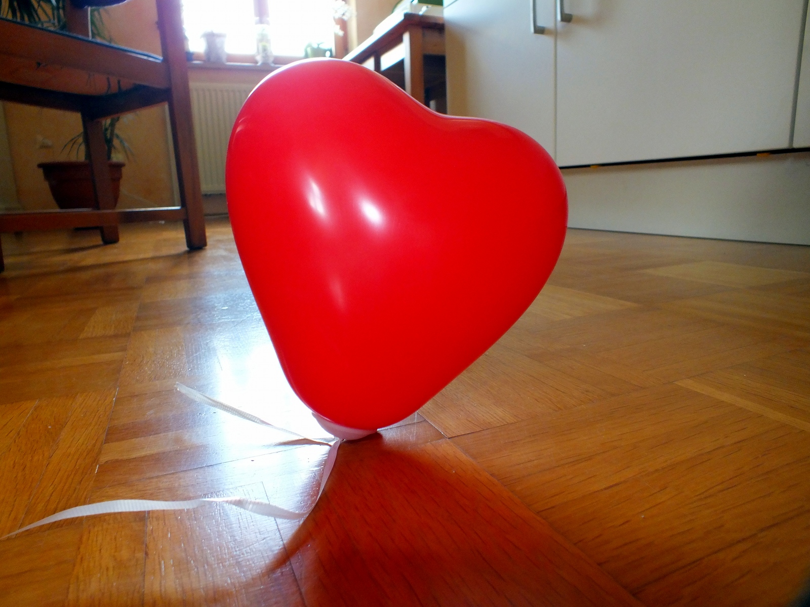 Herzförmiger Ballon schwebt über dem Boden