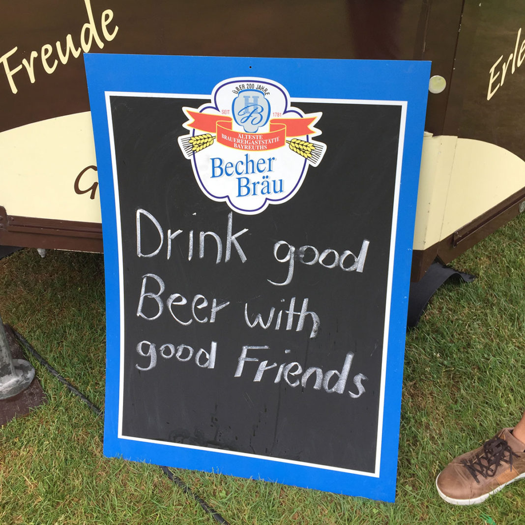 Ein Schild, auf dem mit Kreide geschrieben steht: "Drink good Beer with good Friends"