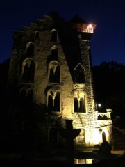 Ein nachts angeleuchtetes Schloss