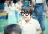 Ein kleiner Junge hält sich eine Brille mit Stil vor die Augen, auf dem Brillenrand stehen die vier Buchstaben GRAD.
