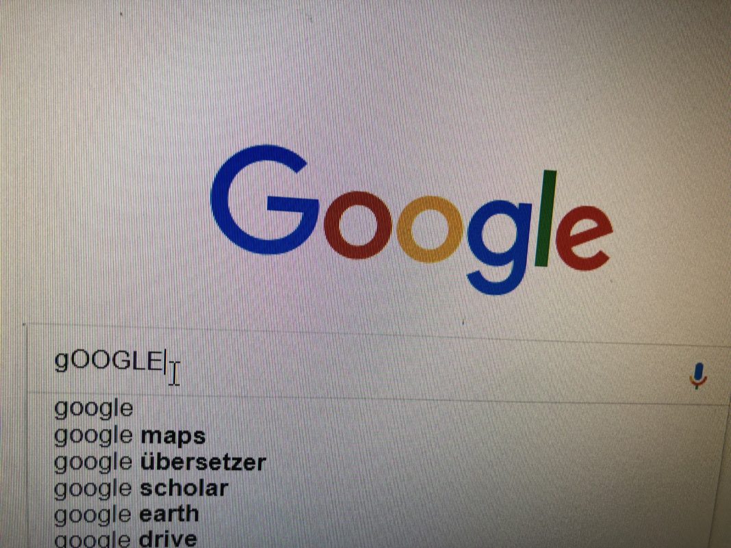 Foto eines Bildschirms mit der Google-Eingabemaske, in die jemand die Suche 