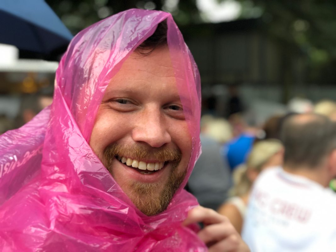 Ich bin in ein rosafarbenen Plastikumhang eingehüllt, der wie ein Kopftuch auch meinen Kopf bedeckt.