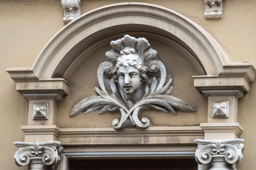 Ein Frauenkopf als Verzierung einer Fassade