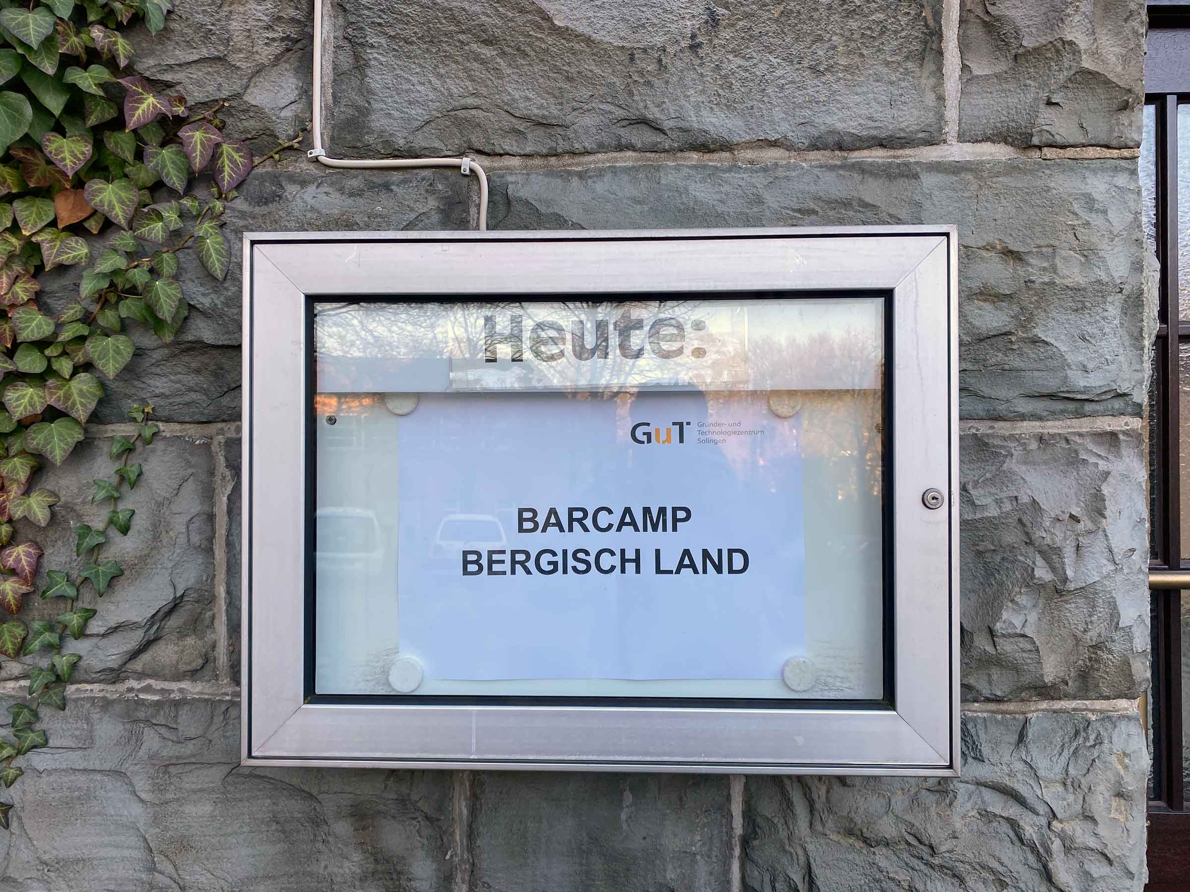 Ein Schaukasten mit der Aufschrift „Heute:“, darin der Aushang: Barcamp Bergisch Land.