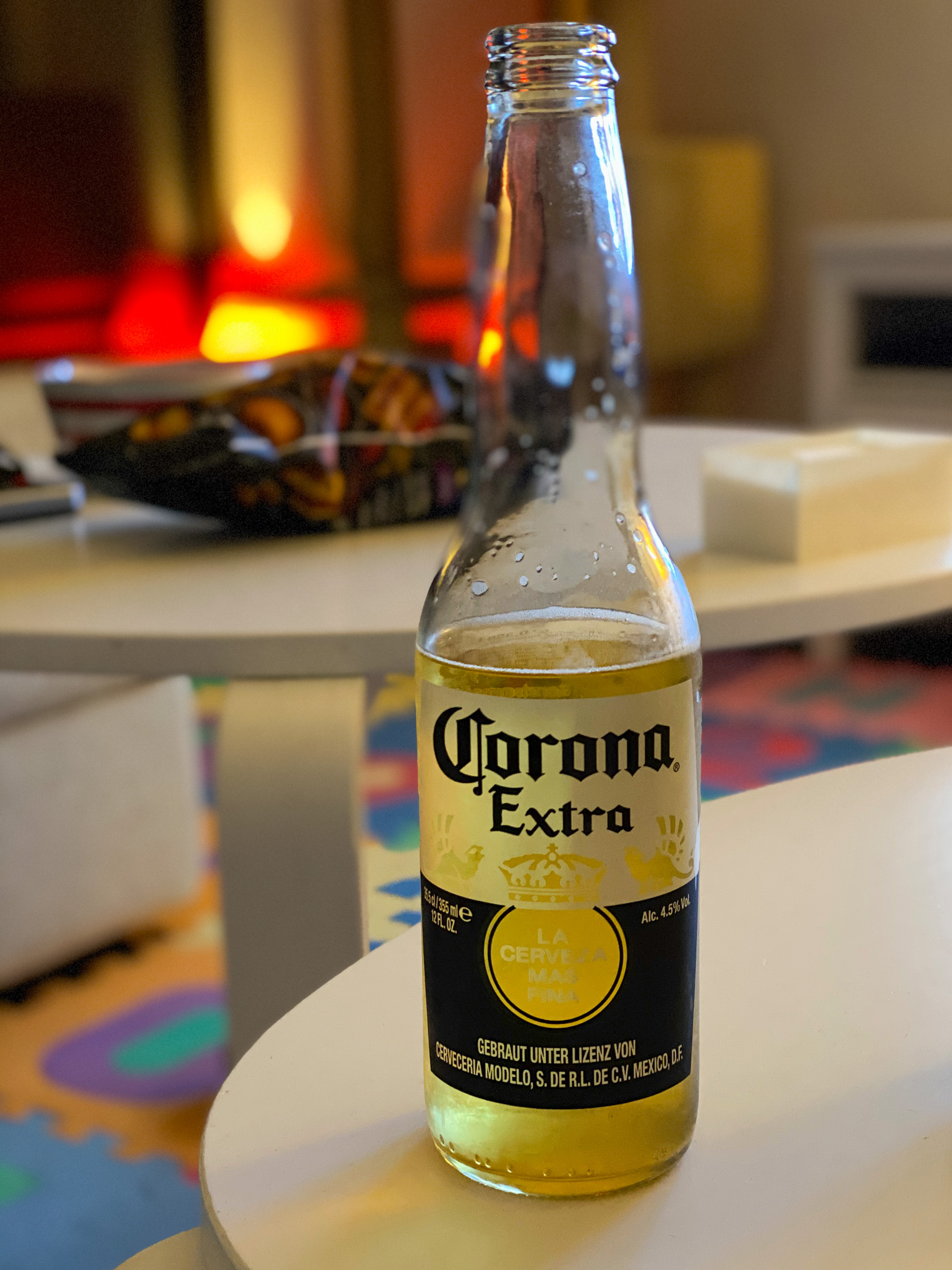 Eine Flasche des Biers Corona Extra auf einem Tisch.