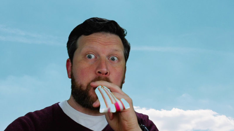 Johannes bläst in eine Luftrüssel-Tröte, wie das laut Wikipedia heißt