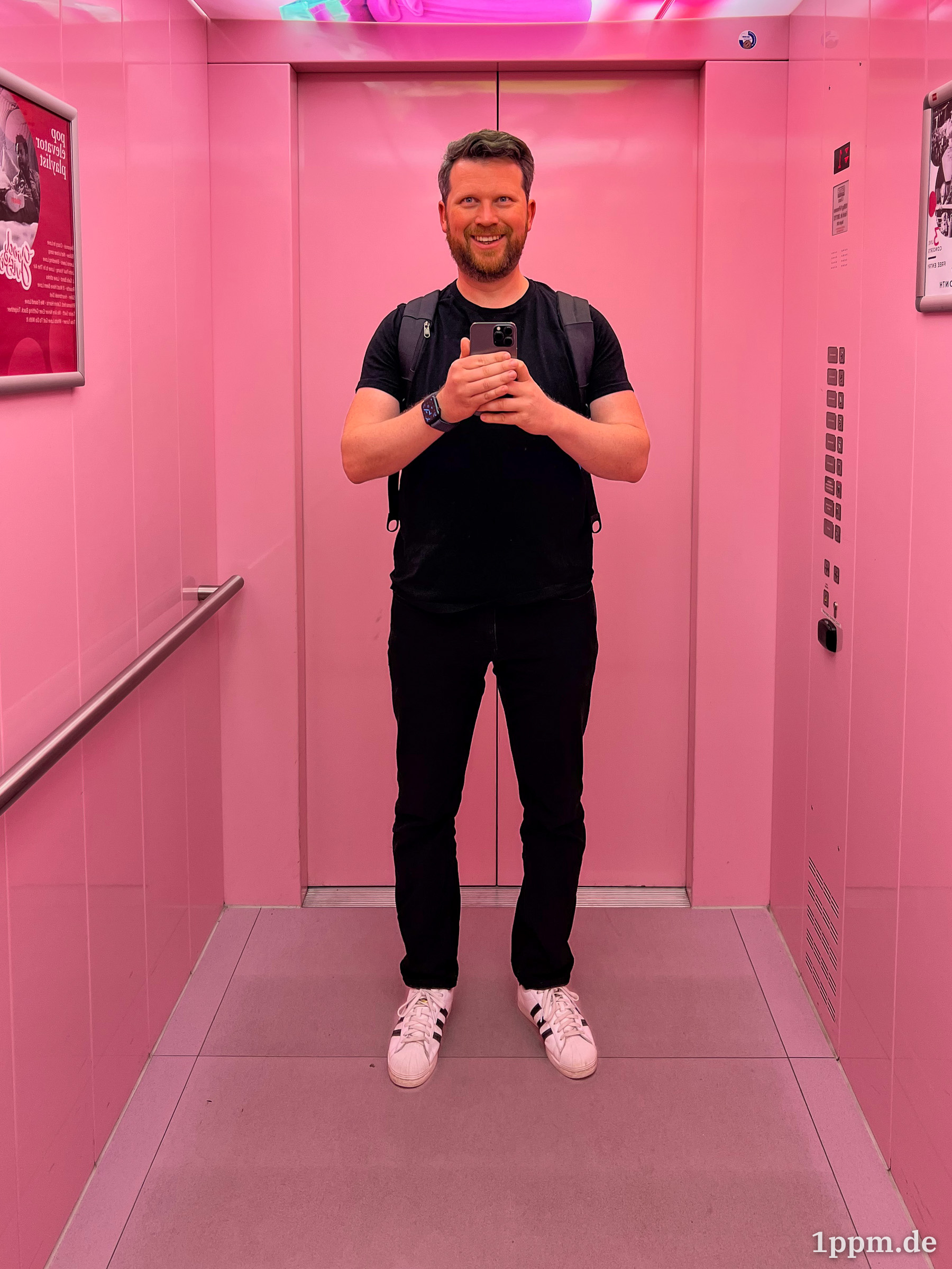 Johannes in einem sehr rosafarbenen Aufzug macht ein Spiegel-Selfie.