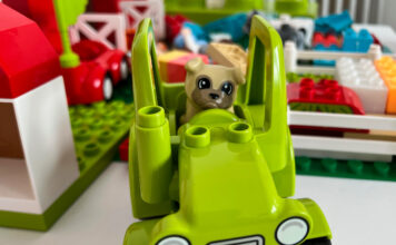 Ein Playmobil-Hund in einem Playmobil-Traktor
