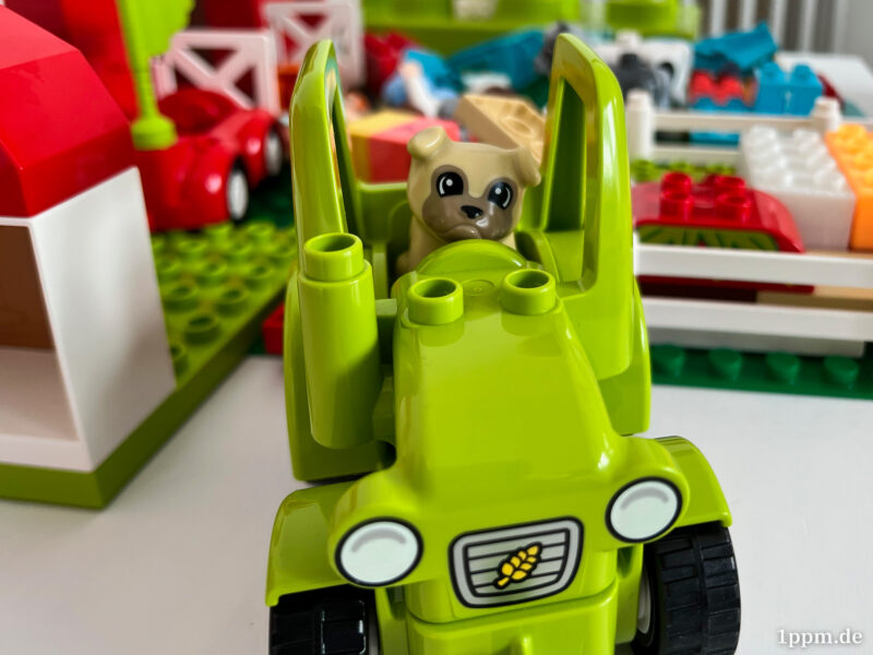 Ein Playmobil-Hund in einem Playmobil-Traktor