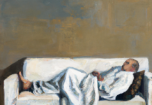 Ein KI-generiertes Bild im Stil eines Ölgemäldes von einem Mann in weißer Kleidung, der auf auf einer weißen Couch schläft.