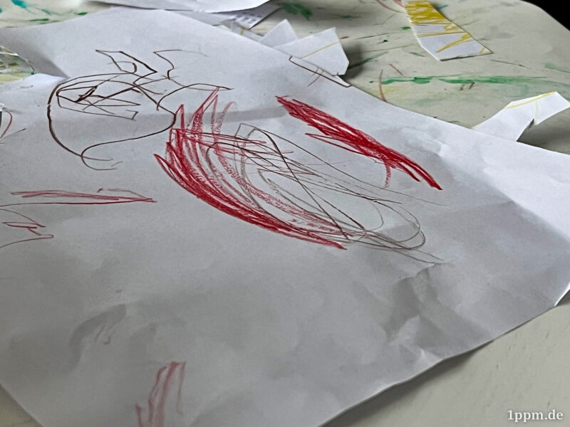 Gekritzel von der Kleinen, hauptsächlich in Rot.