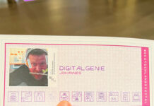 Ich halte einen Zettel in der Hand mit einem Foto von mir und der Aufschrift „Digitalgenie“.