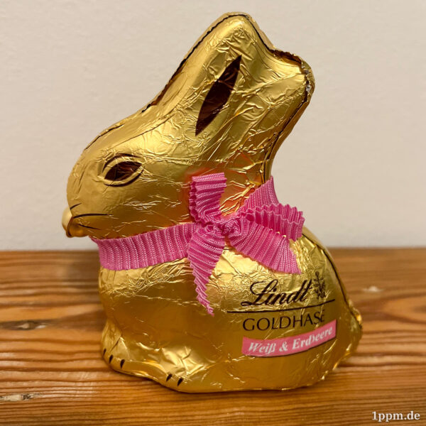 Ein Lindt-Goldhase in der Geschmacksrichtung „Weiß & Erdbeere“.