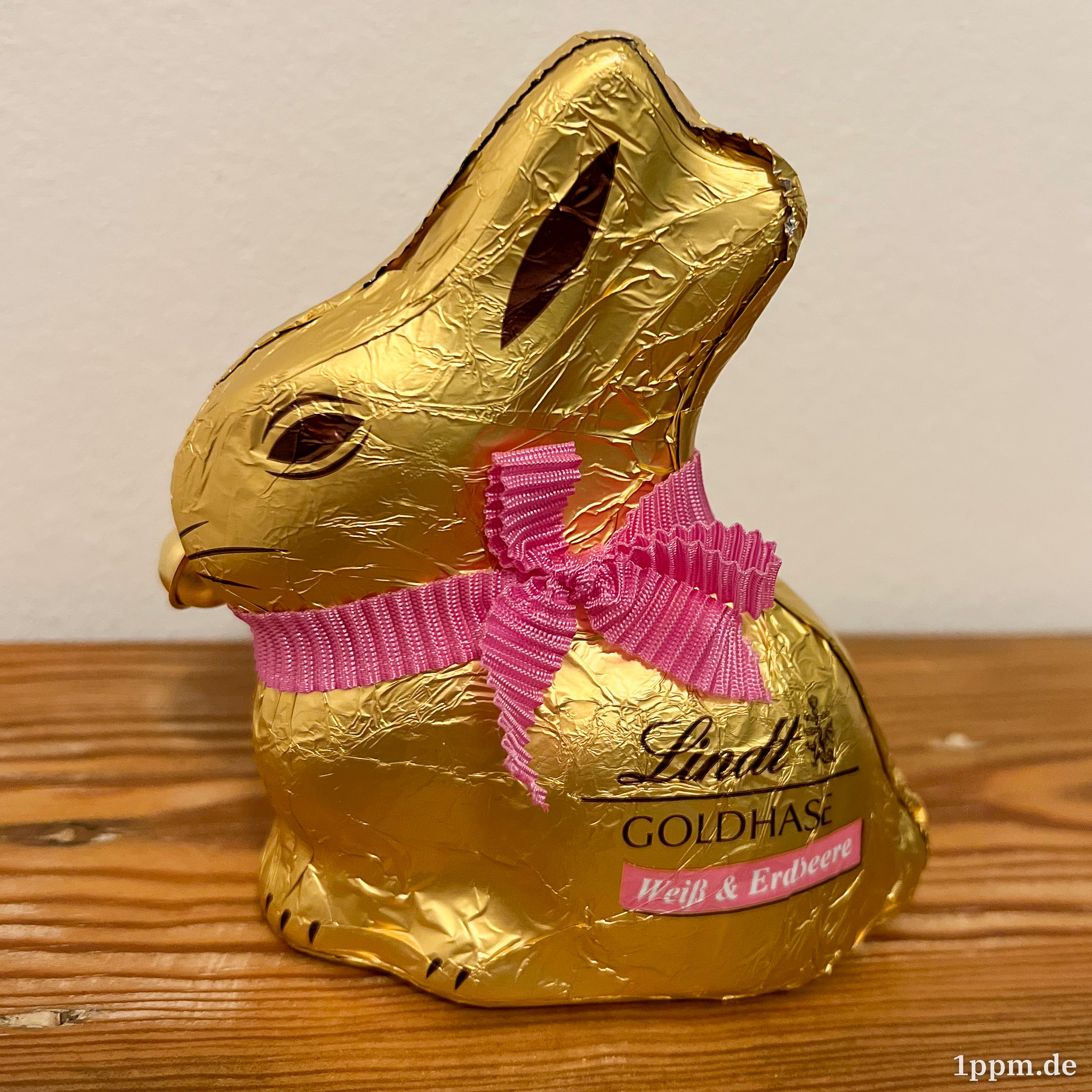 Ein Lindt-Goldhase in der Geschmacksrichtung „Weiß & Erdbeere“.