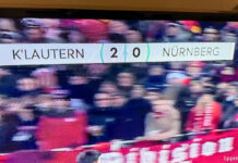 Foto vom Fernsehbildschirm, man sieht einen Ausschnitt vom Fußballspiel mit der Einblendung "K'lautern 2:0 Nürnberg".