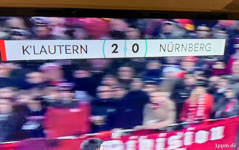 Foto vom Fernsehbildschirm, man sieht einen Ausschnitt vom Fußballspiel mit der Einblendung "K'lautern 2:0 Nürnberg".