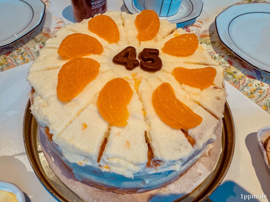 Eine Torte mit Mandarinenstücken darauf und in der Mitte aus zwei Schokoladenzahlen eine 45.