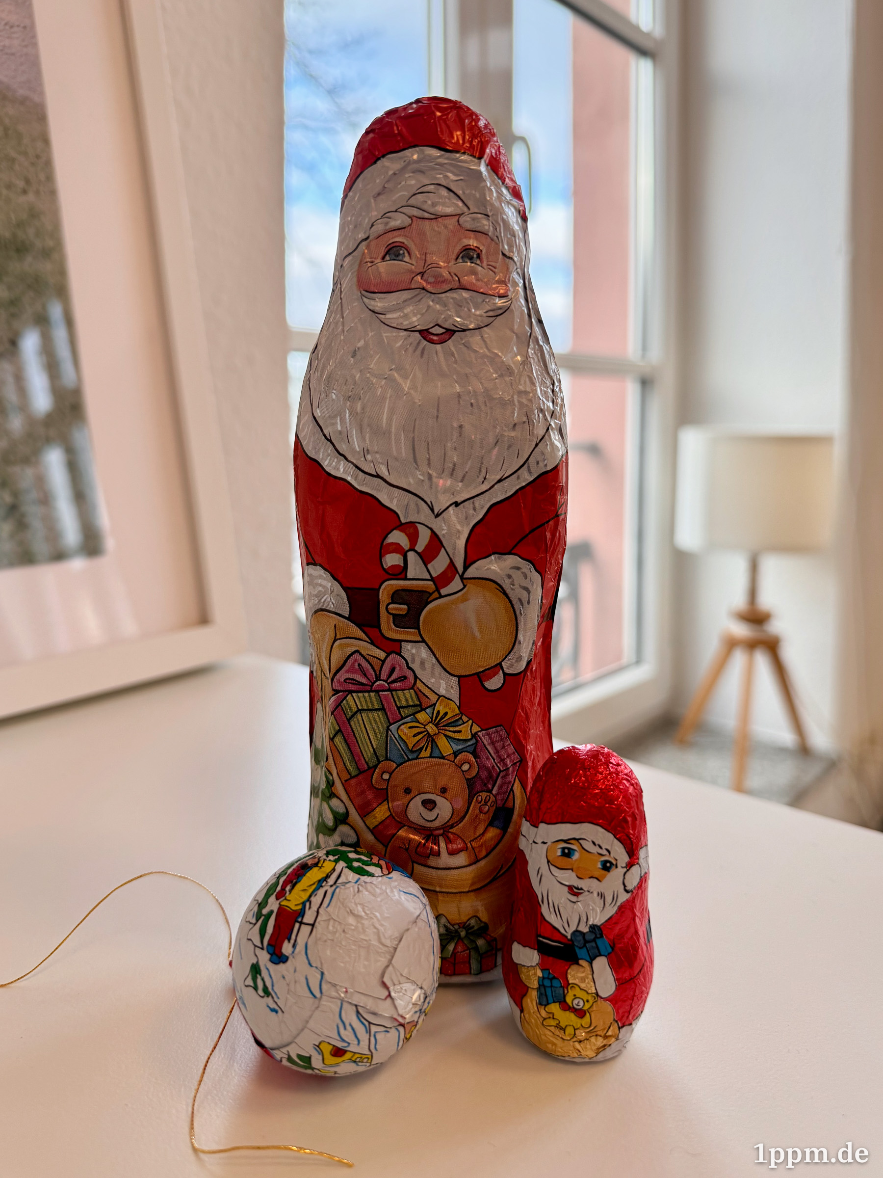 Ein großer und ein kleiner Schokonikolaus sowie eine Schokoweihnachtsbaumkugel