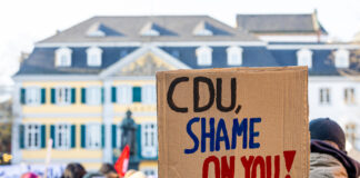 Demonstration, ein Schild im Fokus, auf dem steht: „CDU, shame on you!“