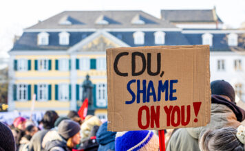 Demonstration, ein Schild im Fokus, auf dem steht: „CDU, shame on you!“