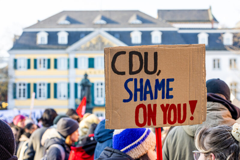 Demonstration, ein Schild im Fokus, auf dem steht: „CDU, shame on you!“
