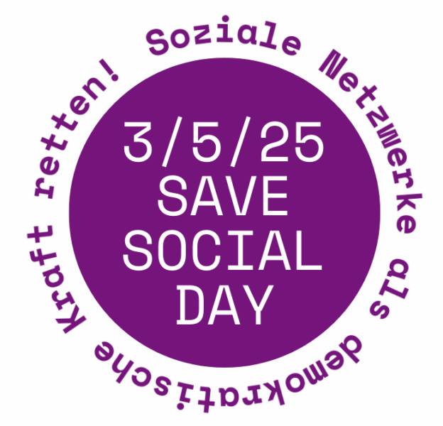 Lilafarbener Button mit der Aufschrift "3/5/24 SAVE SOCIAL DAY" und der Beschriftung drumherum: "Soziale Netzwerke als demokratische Kraft retten!"