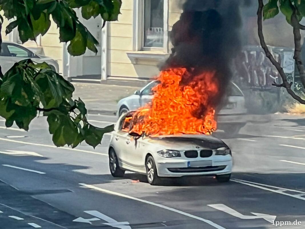 Ein brennender, weißer 1er-BMW.