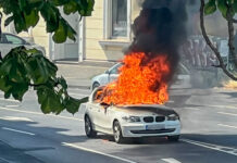 Ein brennender, weißer 1er-BMW.