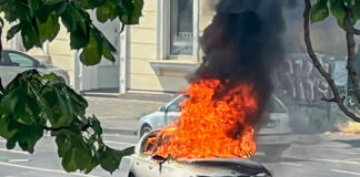 Ein brennender, weißer 1er-BMW.