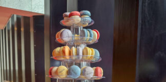 Eine große Etagere mit lauter bunten Macarons, auf die jeweils klein das Gebäude der Oper aufgedruckt ist.