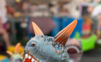 Ein Plastik-Dinosaurier brüllt ins Bild