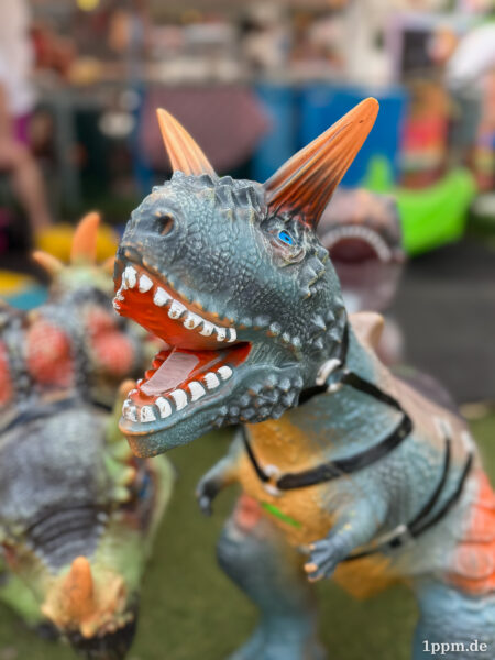 Ein Plastik-Dinosaurier brüllt ins Bild