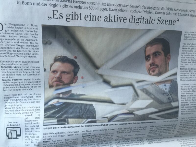 Zeitungsausschnitt mit der Überschrift „Es gibt eine aktive digitale Szene“ und einem Foto von mir und Sascha.