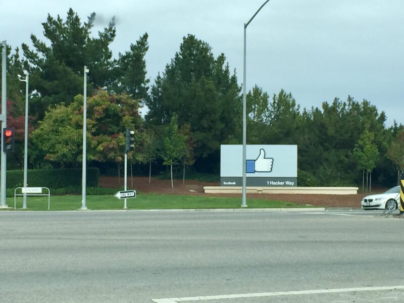 Einfahrt vom Facebook-Hauptquartier im Jahr 2014.