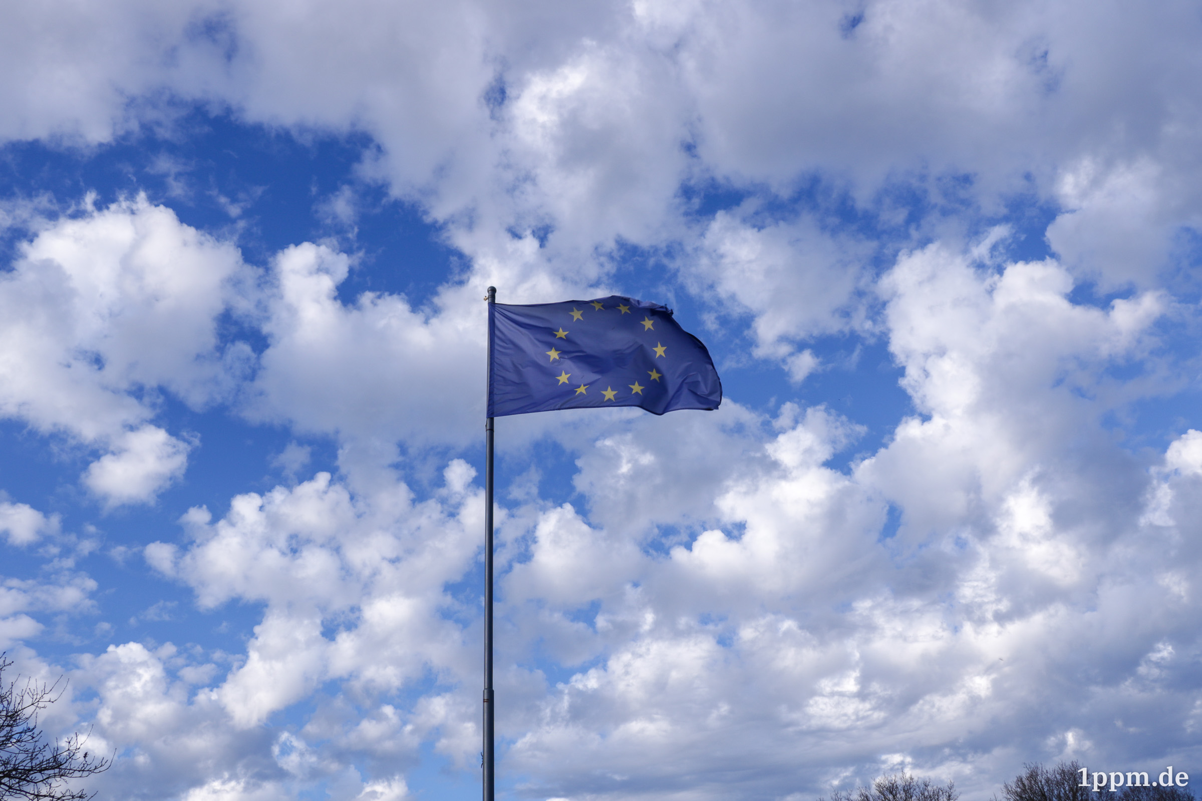 Europaflagge vor wolkig-blauen Himmel