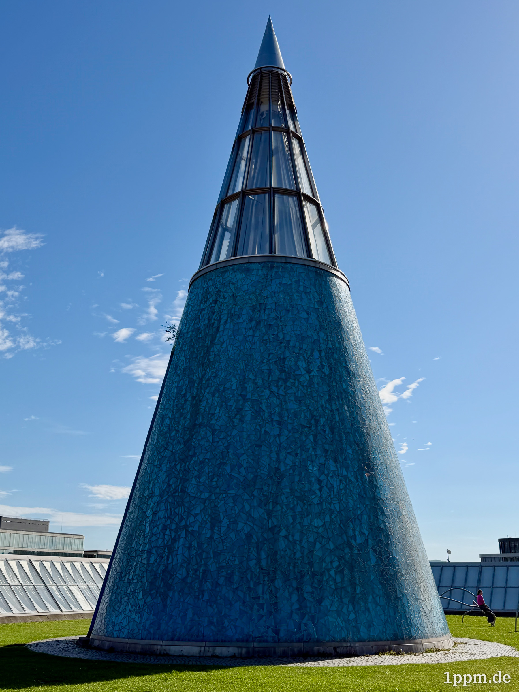 Dachspitze der Bundeskunsthalle, ein riesiger hellblau gefließter Kegel